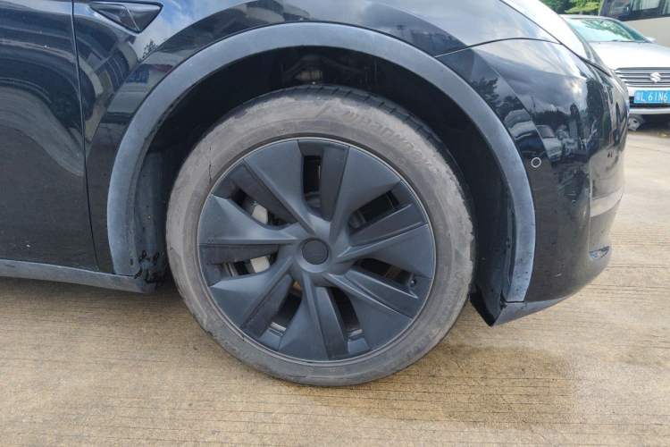 Used Tesla Model Y 2024 Long-Range All-Wheel-Drive Version Right Front Wheel Hub