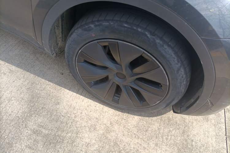 Used Tesla Model Y 2024 Long-Range All-Wheel-Drive Version Right Front Wheel Hub
