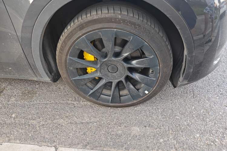 Used Tesla Model Y 2024 Rear-Wheel-Drive Version Right Front Wheel Hub