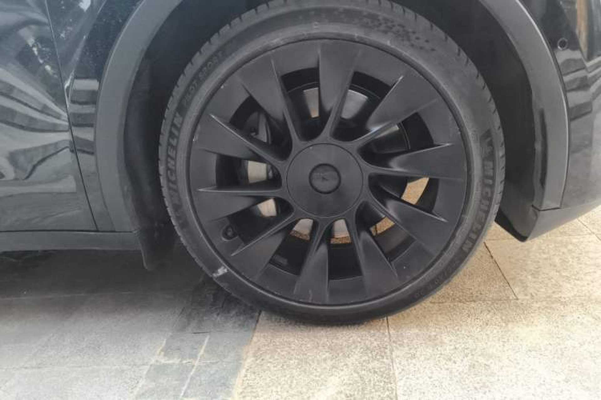 Used Tesla Model Y 2024 Long-Range All-Wheel-Drive Version Right Front Wheel Hub