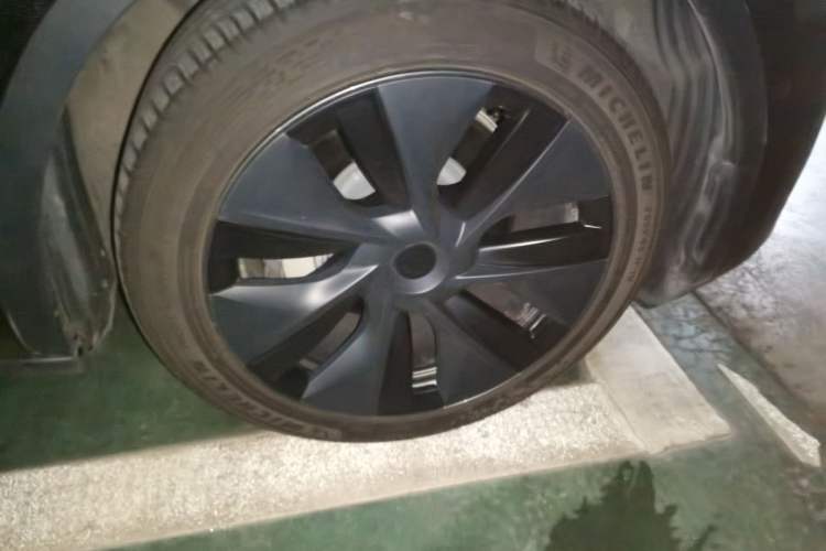 Used Tesla Model Y 2024 Long-Range All-Wheel-Drive Version Right Front Wheel Hub