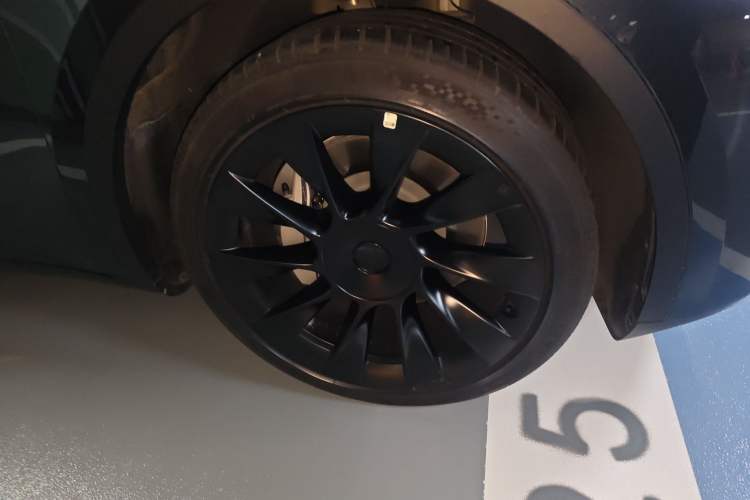 Used Tesla Model Y 2024 Rear-Wheel-Drive Version Right Front Wheel Hub