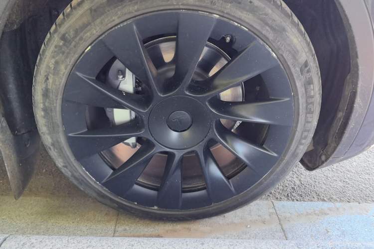 Used Tesla Model Y 2024 Long-Range All-Wheel-Drive Version Right Front Wheel Hub