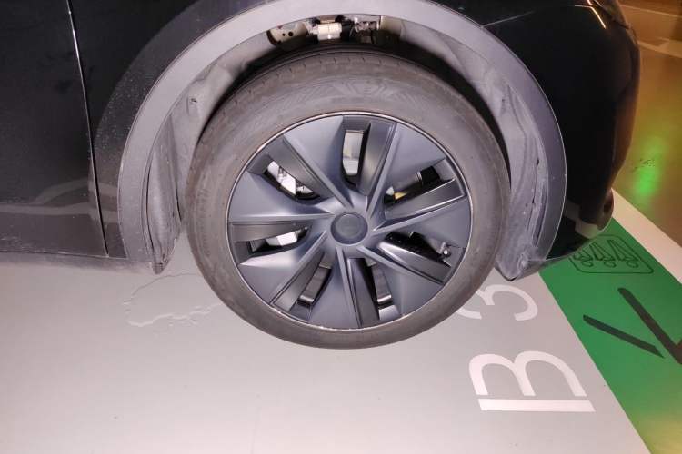 Used Tesla Model Y 2024 Rear-Wheel-Drive Version Right Front Wheel Hub