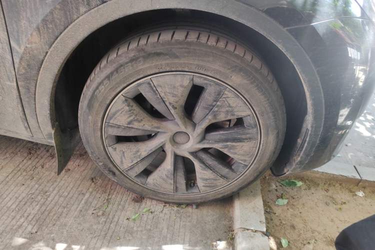 Used Tesla Model Y 2024 Long-Range All-Wheel-Drive Version Right Front Wheel Hub