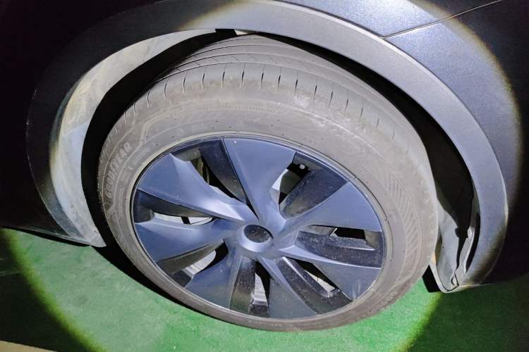 Used Tesla Model Y 2024 Rear-Wheel-Drive Version Right Front Wheel Hub