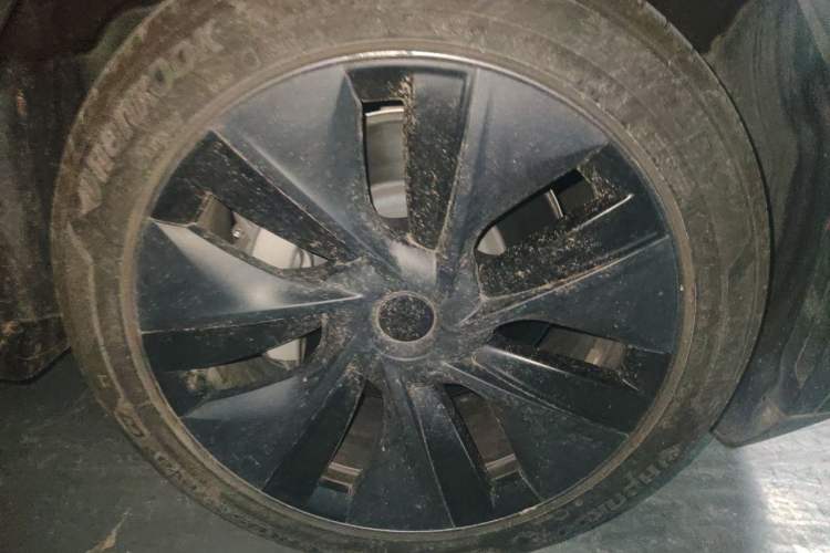 Used Tesla Model Y 2024 Long-Range All-Wheel-Drive Version Right Front Wheel Hub