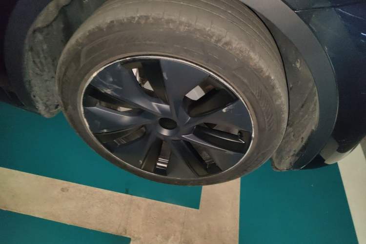 Used Tesla Model Y 2024 Rear-Wheel-Drive Version Right Front Wheel Hub