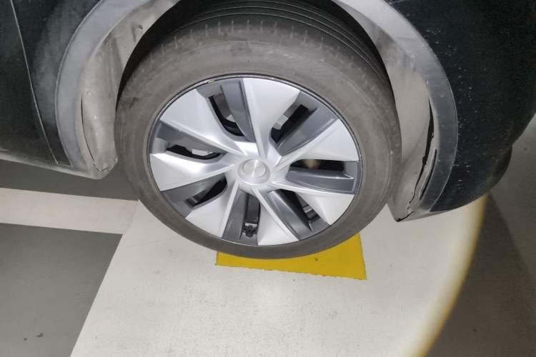 Used Tesla Model Y 2024 Rear-Wheel-Drive Version Right Front Wheel Hub
