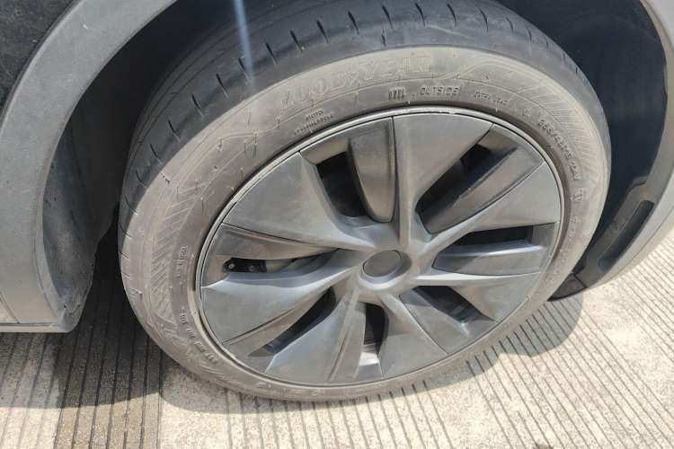 Used Tesla Model Y 2024 Rear-Wheel-Drive Version Right Front Wheel Hub
