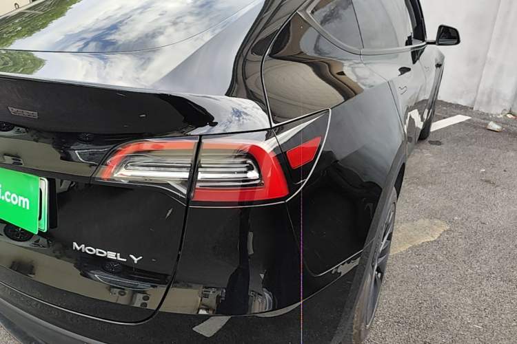 Used Tesla Model Y 2024 Long-Range All-Wheel-Drive Version Right Rear Taillight