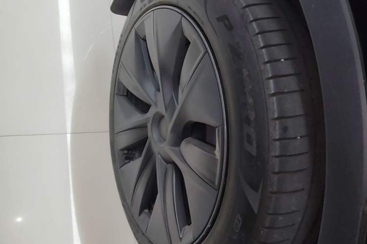 Used Tesla Model Y 2024 Rear-Wheel-Drive Version Right Rear Wheel Hub