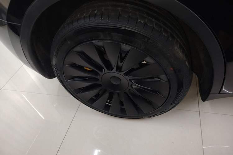 Used Tesla Model Y 2024 Long-Range All-Wheel-Drive Version Right Rear Wheel Hub