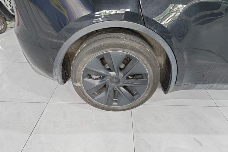Used Tesla Model Y 2024 Rear-Wheel-Drive Version Right Rear Wheel Hub