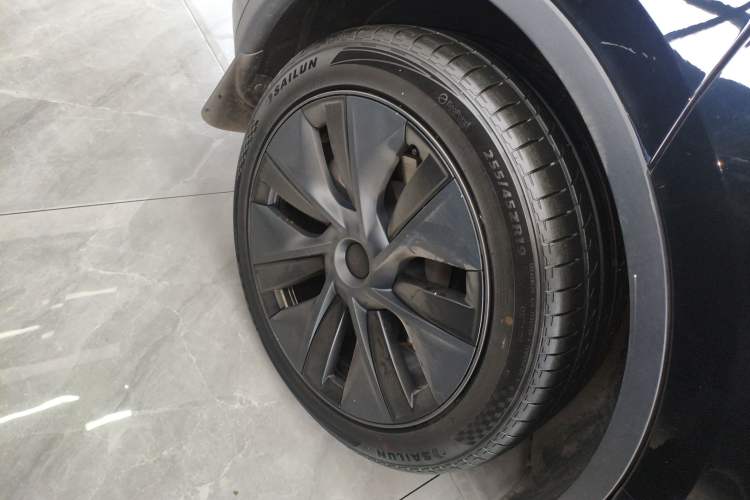 Used Tesla Model Y 2024 Rear-Wheel-Drive Version Right Rear Wheel Hub