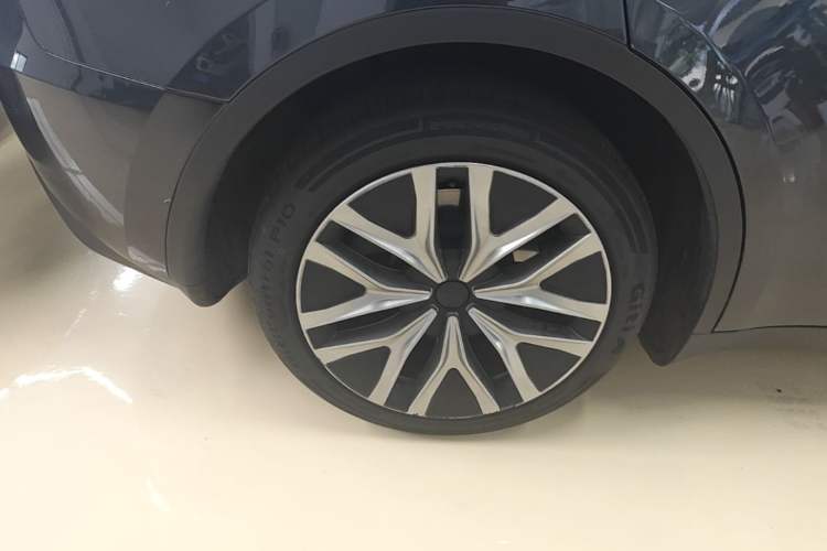 Used Tesla Model Y 2024 Rear-Wheel-Drive Version Right Rear Wheel Hub