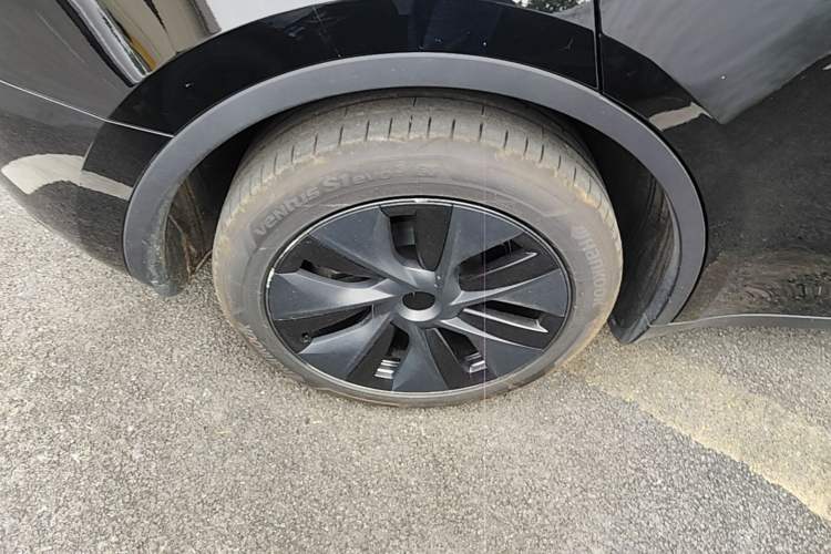 Used Tesla Model Y 2024 Long-Range All-Wheel-Drive Version Right Rear Wheel Hub