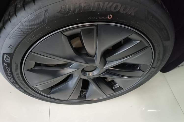 Used Tesla Model Y 2024 Long-Range All-Wheel-Drive Version Right Rear Wheel Hub
