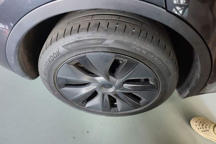 Used Tesla Model Y 2024 Long-Range All-Wheel-Drive Version Right Rear Wheel Hub