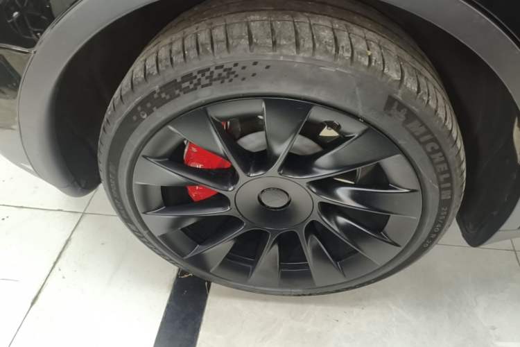 Used Tesla Model Y 2024 Long-Range All-Wheel-Drive Version Right Rear Wheel Hub