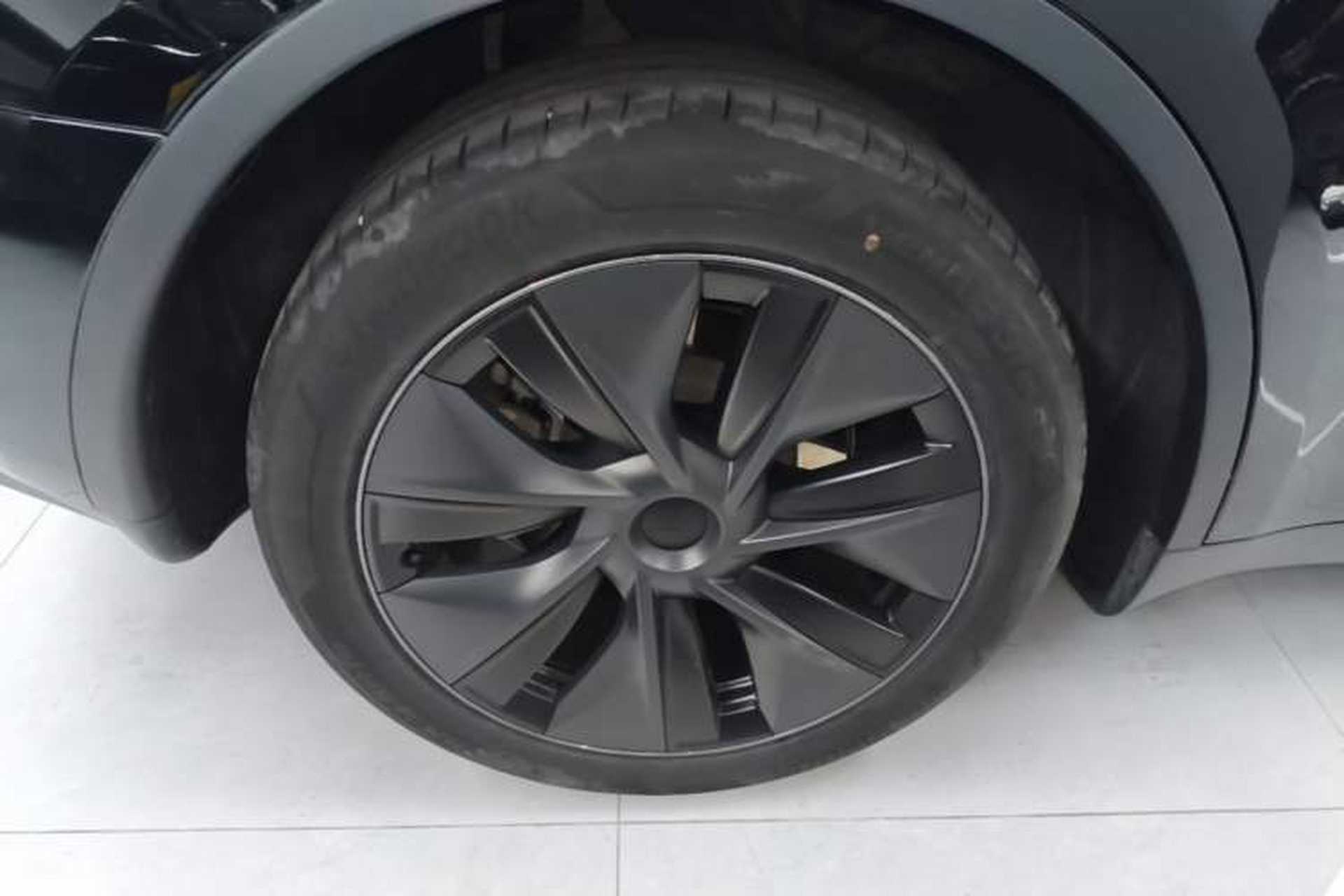 Used Tesla Model Y 2024 Long-Range All-Wheel-Drive Version Right Rear Wheel Hub