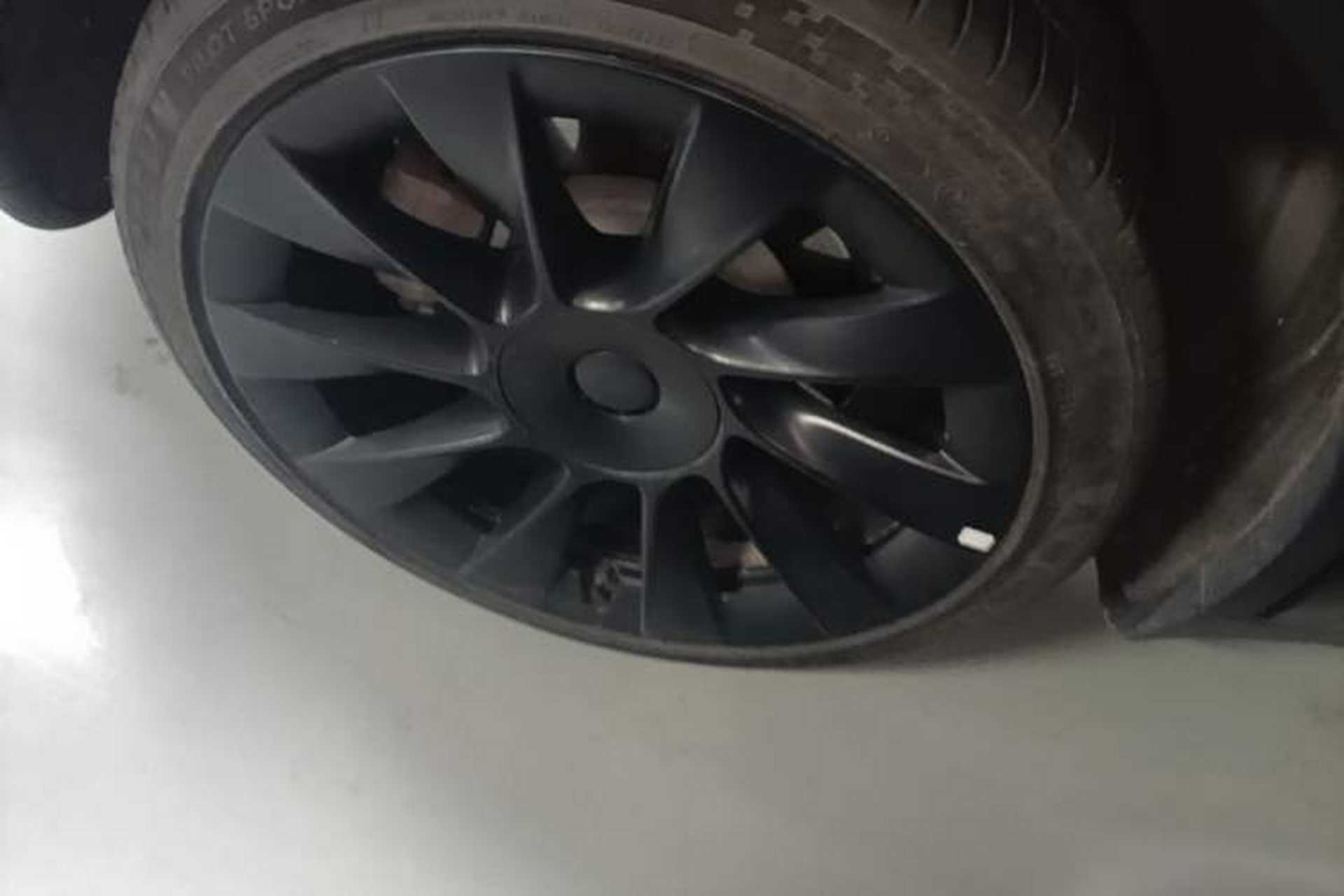 Used Tesla Model Y 2024 Long-Range All-Wheel-Drive Version Right Rear Wheel Hub