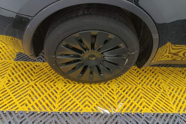 Used Tesla Model Y 2024 Rear-Wheel-Drive Version Right Rear Wheel Hub