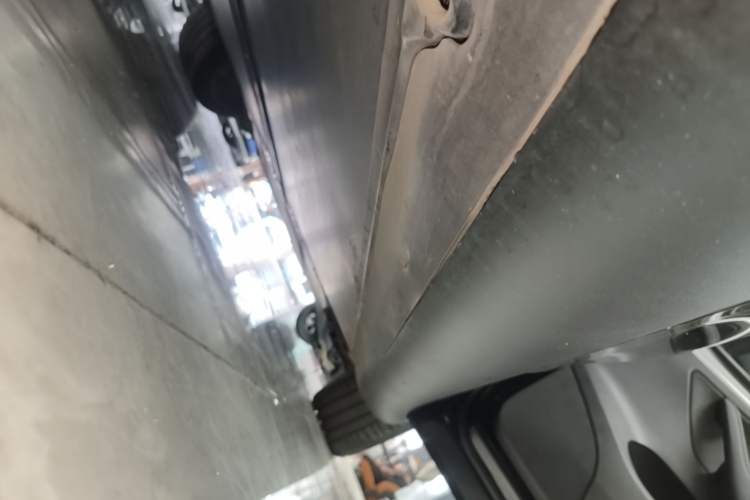 Used Tesla Model Y 2024 Long-Range All-Wheel-Drive Version Right Side Sill
