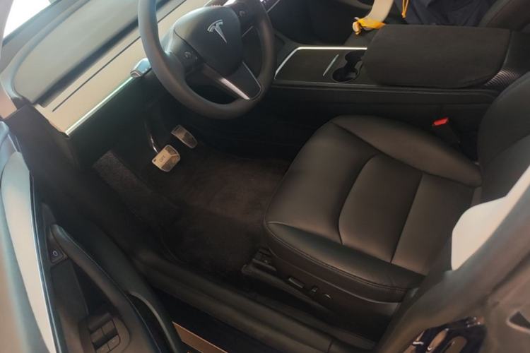 Used Tesla Model Y 2024 Long-Range All-Wheel-Drive Version Left Front Seat