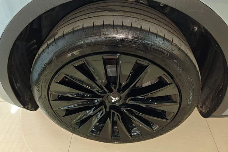 Used Tesla Model Y 2024 Rear-Wheel-Drive Version Left Front Wheel Hub