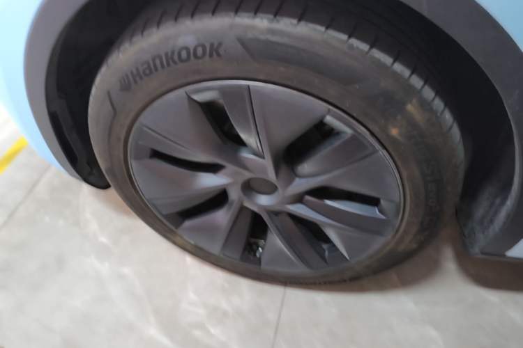 Used Tesla Model Y 2024 Long-Range All-Wheel-Drive Version Left Front Wheel Hub