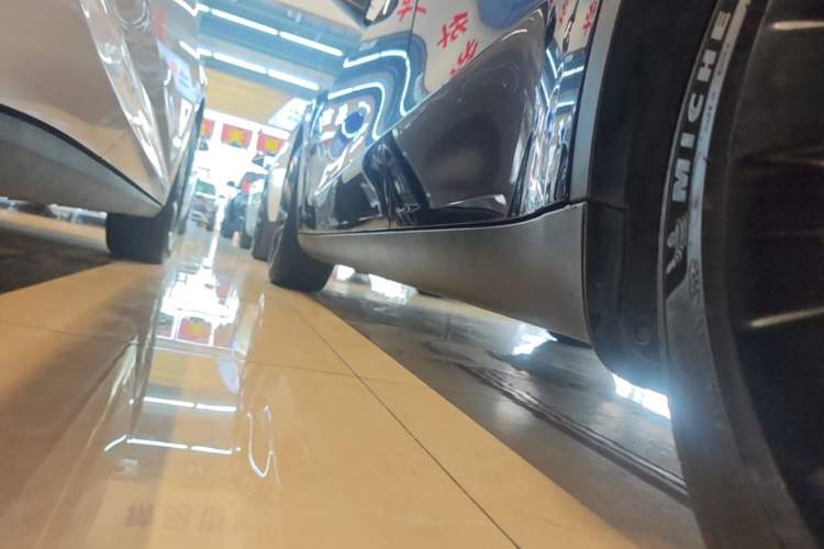Used Tesla Model Y 2024 Long-Range All-Wheel-Drive Version Left Side Sill