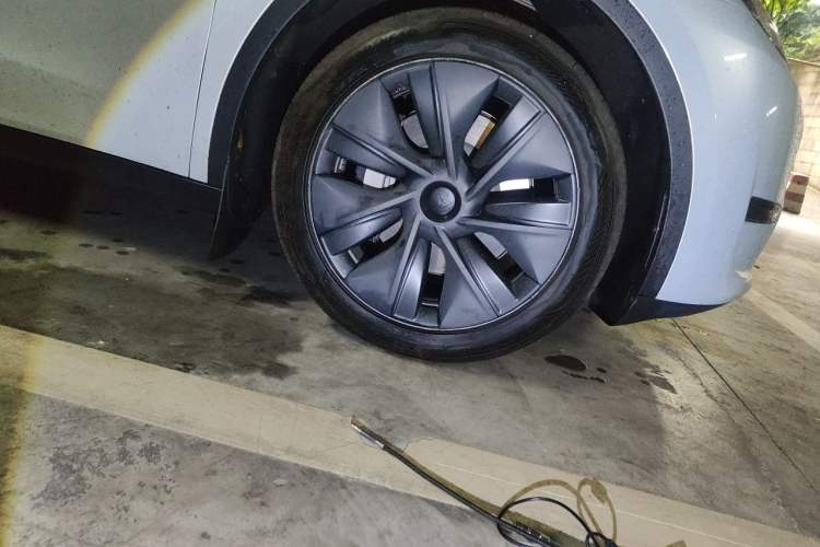 Used Tesla Model Y 2024 Rear-Wheel-Drive Version Right Front Wheel Hub