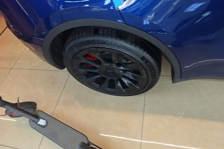Used Tesla Model Y 2024 Long-Range All-Wheel-Drive Version Right Rear Wheel Hub
