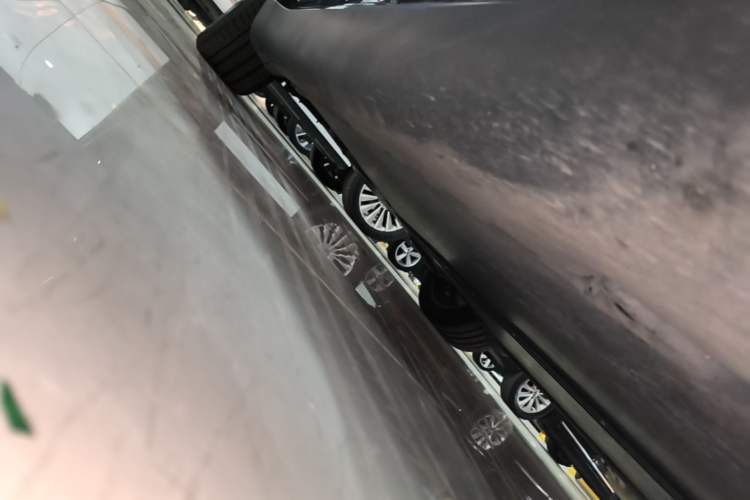 Used Tesla Model Y 2024 Long-Range All-Wheel-Drive Version Right Side Sill
