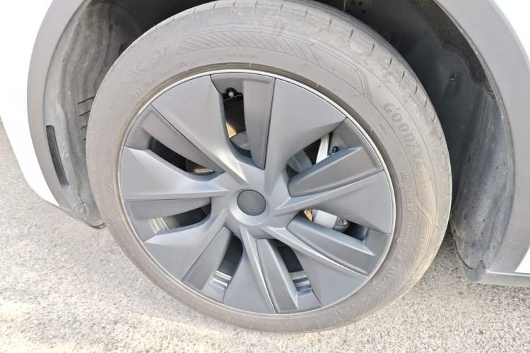 Used Tesla Model Y 2024 Rear-Wheel-Drive Version Right Front Wheel Hub