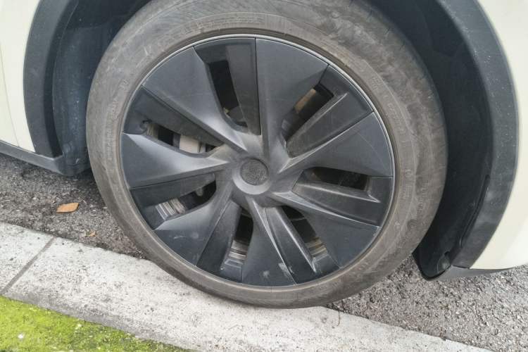 Used Tesla Model Y 2024 Rear-Wheel-Drive Version Right Front Wheel Hub