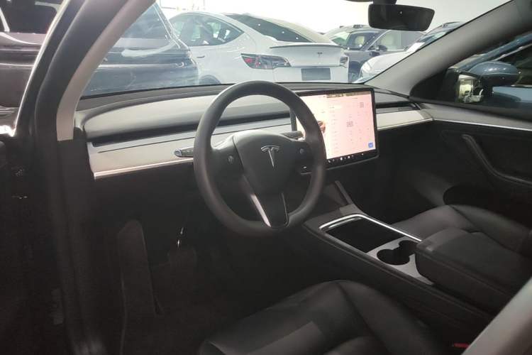 Used Tesla Model Y 2024 Rear-Wheel-Drive Version Center Console