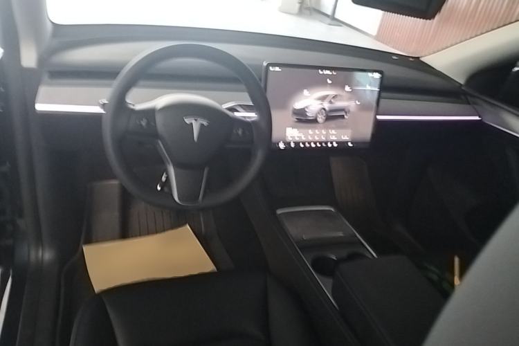 Used Tesla Model Y 2024 Long-Range All-Wheel-Drive Version Center Console