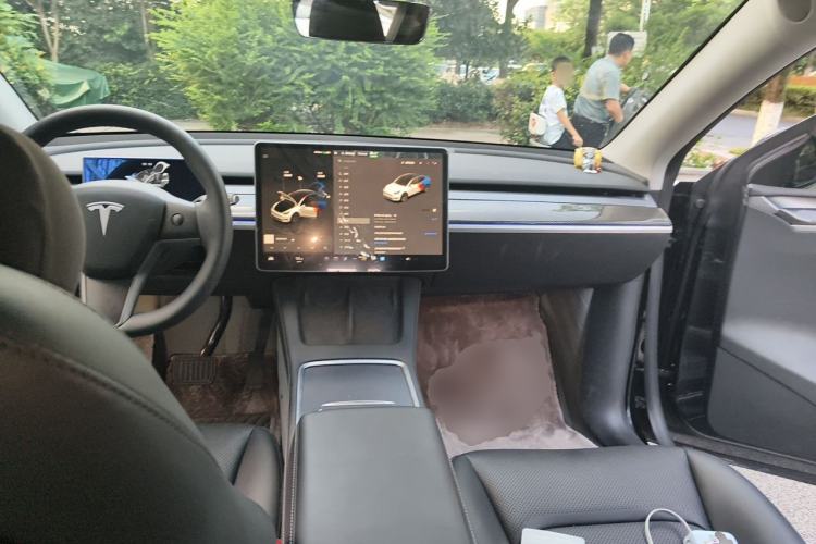 Used Tesla Model Y 2024 Long-Range All-Wheel-Drive Version Center Console