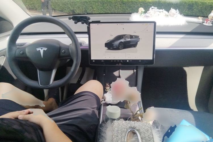 Used Tesla Model Y 2024 Long-Range All-Wheel-Drive Version Center Console