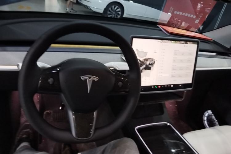 Used Tesla Model Y 2024 Long-Range All-Wheel-Drive Version Center Console