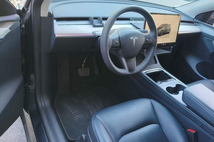 Used Tesla Model Y 2024 Rear-Wheel-Drive Version Center Console