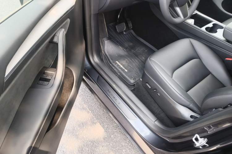 Used Tesla Model Y 2024 Rear-Wheel-Drive Version Driver Seat