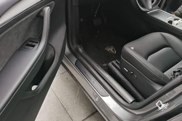 Used Tesla Model Y 2024 Long-Range All-Wheel-Drive Version Driver Seat