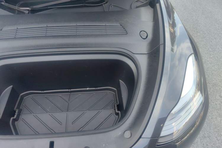Used Tesla Model Y 2024 Rear-Wheel-Drive Version Engine Bay Left