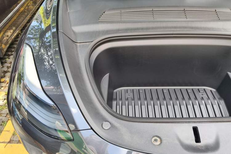 Used Tesla Model Y 2024 Rear-Wheel-Drive Version Engine Bay Right