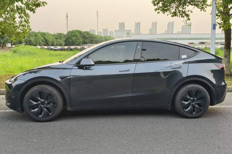 Used Tesla Model Y 2024 Rear-Wheel-Drive Version Exterior 3
