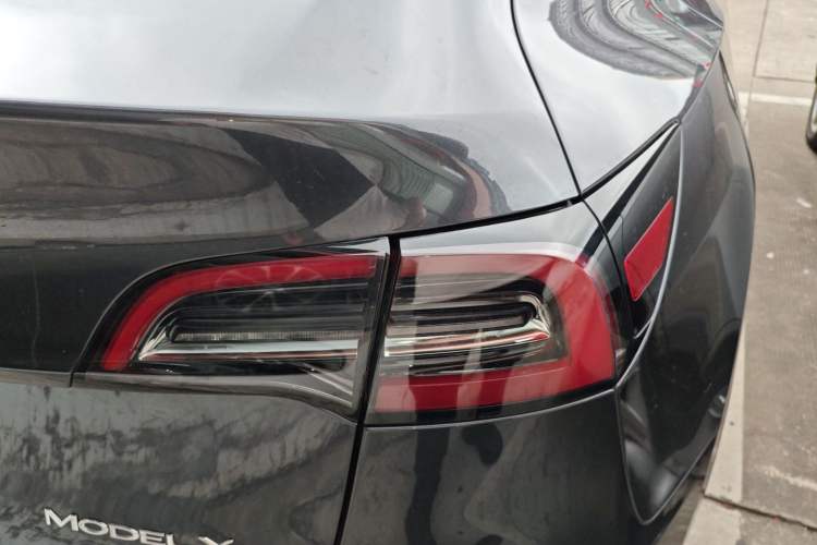 Used Tesla Model Y 2024 Long-Range All-Wheel-Drive Version Exterior 3
