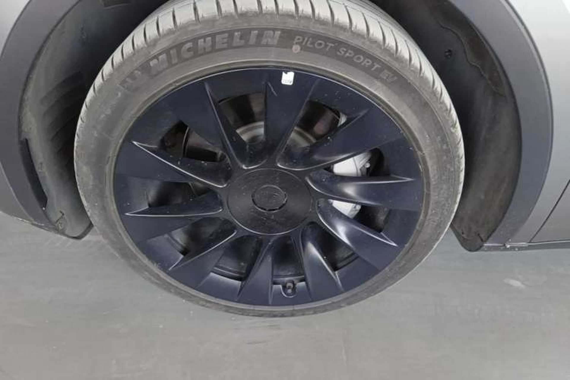 Used Tesla Model Y 2024 Long-Range All-Wheel-Drive Version Exterior 4